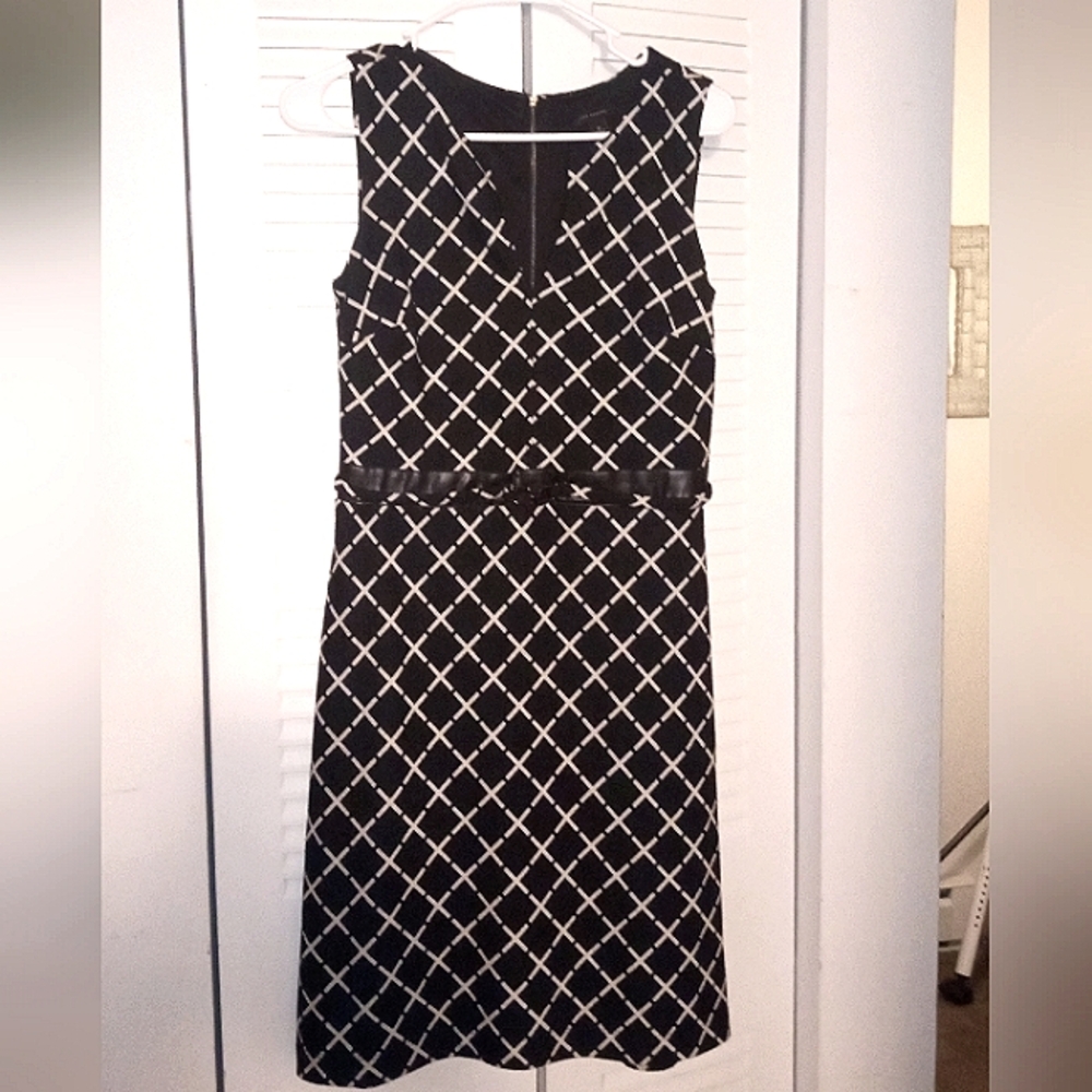 Elegant Ann Taylor Black and White Sleeveless Dress